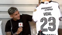 Figura argentina muestra una camiseta que cambió con Arturo Vidal y así reaccionan los periodistas