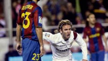 <b>OTRA VEZ GOLEADOR.</b> Capel lleva dos goles con el Sevilla, uno en Copa y otro en Liga, los dos al Barça.