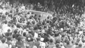 Santiago Bernabéu saluda a los aficionados blancos en la zona presidencial del estadio madridista