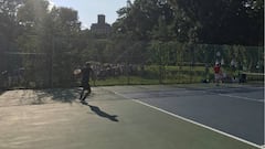 Roger Federer entrena sobre una pista de tenis en Central Park.