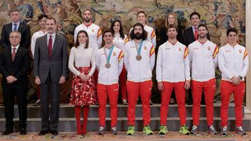 Alejandro Blanco, el Rey Felipe VI, la Reina Letizia, el patinador Javier Fern&aacute;ndez y el rider Regino Hernandez posan en la recepci&oacute;n a los atletas ol&iacute;mpicos de Pyeongchang en el Palacio de la Zarzuela.