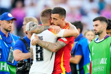 Toni Kroos se abraza a Joselu tras finalizar el partido.