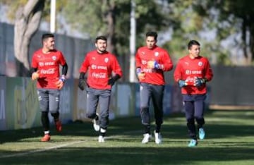 Paulo Garcés y Johnny Herrera junto a los arqueros sparrings.