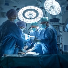 Explica la razón por la que la ropa de quirófano nunca es blanca: podría costar muy caro