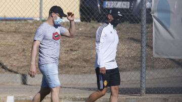 Dani Lasure, a la izquierda, durante su visita hoy al entrenamiento.