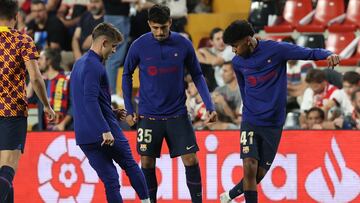 MADRID, 26/04/2023.- Los jugadores del Barcelona, el delantero Yamine Lamal (d) y el defensa Chadi Riad (c), calientan antes del partido correspondiente a la Jornada 31 de LaLiga que disputan Rayo Vallecano y FC Barcelona este miércoles en el Estadio de Vallecas, en Madrid. EFE/ Rodrigo Jiménez
