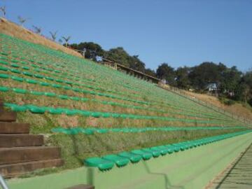 2 - El Estadio de Janguito Malucelli en Brasil, es conocido por ser el primer estadio ecológico del país. Fue construido en el año 2007 y tiene capacidad para 3.150 personas. Las gradas del estadio están situadas sobre una ladera y los banquillos están co