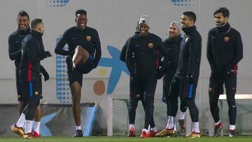 El Barça no salió a entrenar hasta que acabó el partido en el Bernabéu. Mina amenizó una sesión marcada por las sonrisas.