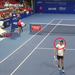 Surrealista se queda corto: abandona el torneo tras darse a sí mismo un bolazo en el ojo