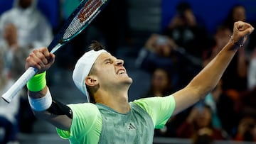 Jakub Mensik celebra su triunfo ante Andy Murray en el Qatar Open.