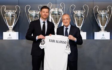 El nuevo entrenador tolosarra posa junto al presidente del Real Madrid, Florentino Pérez. Detrás las quince Champions League conseguidas por el club blanco.