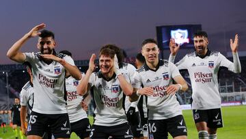 Colo Colo aplasta a Unión y queda cerca del título