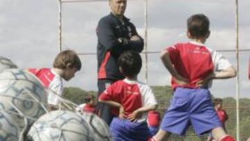 <b>CON LOS NIÑOS. </b>Pantic, dirigiendo uno de los campus de la Fundación del Atlético.