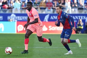 El siguiente nombre en la lista de bajas es el defensa Samuel Umtiti. Su nefasta temporada le convierten en un jugador totalmente prescindible y más aún si se confirma la llegada del joven holandés del Ajax, Mathijjs de Ligt. En su caso hay dos grandes obstáculos a superar. El primero convencer al jugador de que una salida es la mejor opción para él -ahora mismo no está por la labor- y segundo cruzar los dedos para que su maltrecha rodilla izquierda supere la revisión médica. Como vemos su caso es especialmente delicado y entra dentro de las posibles opciones que acaben fracasando este verano. Si finalmente no fructificara, entonces el joven central Jean Clair Todibo entraría en la parrilla de salida en forma de cesión.

