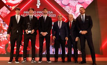 Premio a la seleccion española por la conquista del mundial juvenil de balonmano. En la imagen, Petar Cikusa, Víctor Romero, Djorde Cikusa, Alejandro Blanco; presidente del COE, Paco Blázquez y Javier Fernández (Jabato).
