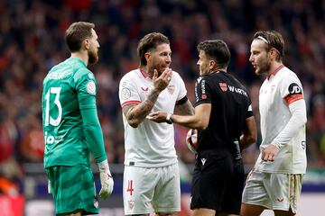 Sergio Ramos pide explicaciones a Gil Manzano tras corregir en el VAR el penalti a Erik Lamela.