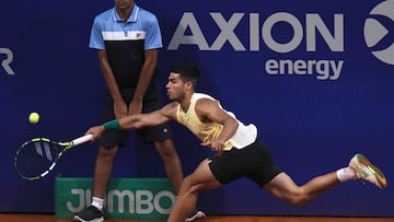 Carlos Alcaraz trata de llegar a un envío de Nicolás Jarry en el torneo IEB+ Argentina Open.