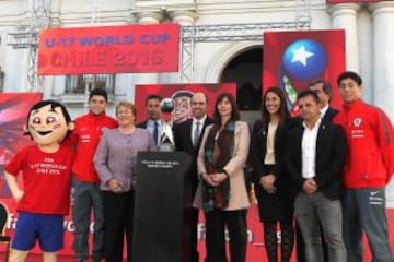 En La Moneda se realizó el lanzamiento del Trophy Tour del Mundial Sub 17. El trofeo recorrerá distintas ciudades de Chile.