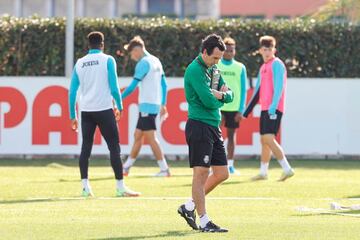 Unai Emery, pensativo en el entrenamiento del Villarreal.