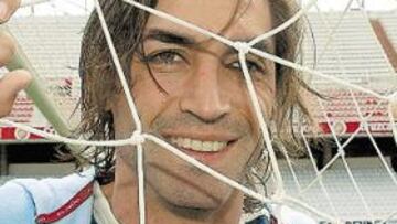 <b>CONCENTRADO. </b>El central del Sevilla Javi Navarro posó ayer para AS tras finalizar el entrenamiento matinal en el Sánchez-Pizjuán.