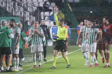 Ania, muy molesto con el arbitraje: “Estaremos arriba si nos dejan”