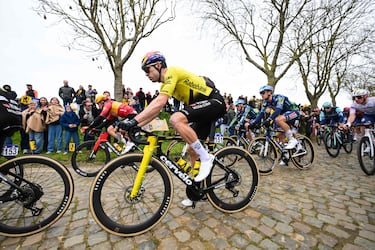 Wout Van Aert en una de las zonas adoquinadas.