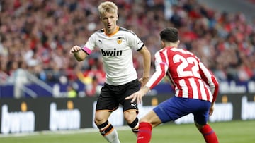 Daniel Wass, ante Mario Hermoso, en el partido de la primera vuelta entre el Atl&eacute;tico y el Valencia. 
 
 
 
 
 
 