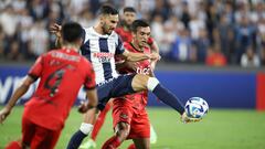 AMDEP1835. LIMA (PERÚ), 23/05/2023.- Santiago García (c) de Alianza disputa el balón con Lucas Sanabria (d) de Libertad hoy en un partido de la fase de grupos de la Copa Libertadores entre Alianza Lima y Libertad en el estadio Alejandro Villanueva en Lima (Perú). EFE/ Paolo Aguilar
