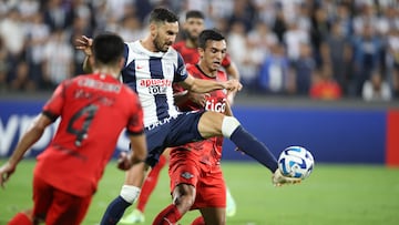 AMDEP1835. LIMA (PERÚ), 23/05/2023.- Santiago García (c) de Alianza disputa el balón con Lucas Sanabria (d) de Libertad hoy en un partido de la fase de grupos de la Copa Libertadores entre Alianza Lima y Libertad en el estadio Alejandro Villanueva en Lima (Perú). EFE/ Paolo Aguilar
