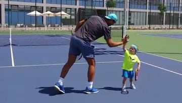 Rafa Nadal en su academia de Manacor con uno de sus fans, Ethan, de tres años.