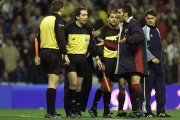 Losantos Omar anuló un gol a Rivaldo por fuera de juego de Kluivert que hubiera puesto el 2-3 en el marcador. Guardiola lideró la protesta colectiva.