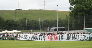 La afición del Racing se acordó del presidente del Rayo Vallecano al inicio del partido.