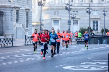 Varias personas participan en la XI Carrera Solidaria por la Salud Mental, en el Paseo de Camoens, a 5 de febrero de 2023.