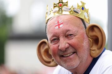 Un aficionado de Inglaterra antes del partido de fútbol del Grupo C de la UEFA Euro 2024 entre Dinamarca e Inglaterra.