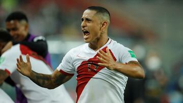 Yoshimar Yotún se lamenta en un partido con Perú