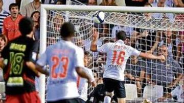 <b>LETAL. </b>Mata dejó casi sentenciado el partido con este certero remate de cabeza.