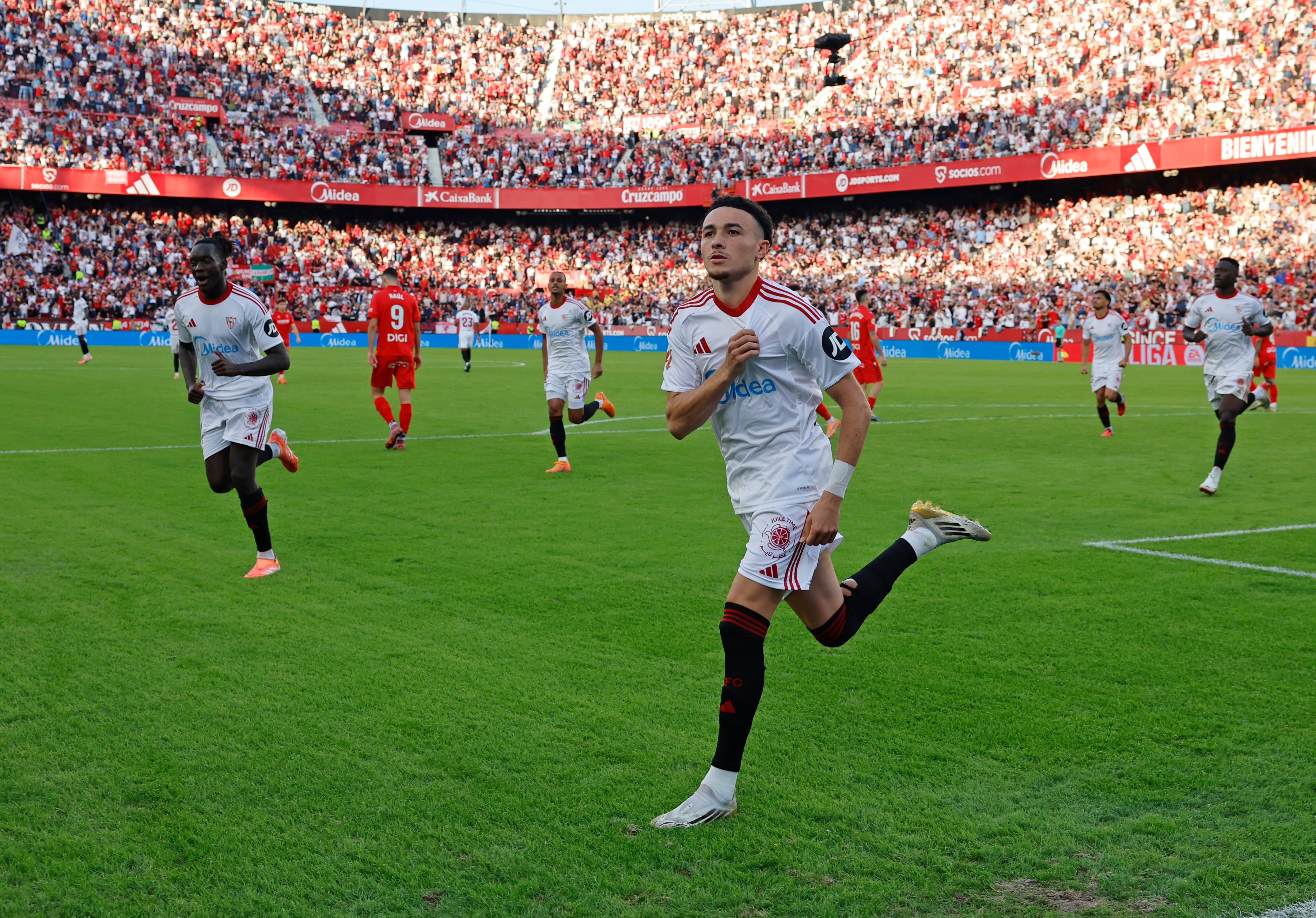 Vargas alivia al Sevilla