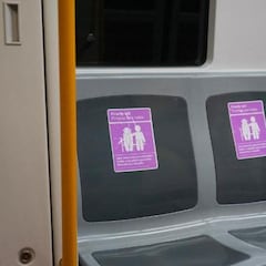 El significado de las nuevas pegatinas rosas que hay en los asientos del Metro de Madrid