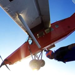 ¡Brutal! un hombre vuela junto a un avión en Barcelona