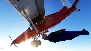 ¡Brutal! un hombre vuela junto a un avión en Barcelona