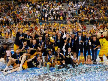 Triunfo, celebración y premio doble para el Gran Canaria. Campeón de la Eurocup y clasificación directa para la Euroliga la próxima temporada.