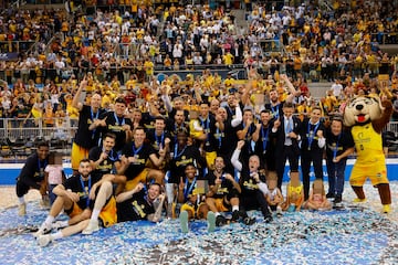 Triunfo, celebración y premio doble para el Gran Canaria. Campeón de la Eurocup y clasificación directa para la Euroliga la próxima temporada.