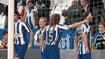 <b>MATADOR XISCO.</b> Xisco tuvo ayer su gran noche con el Deportivo y fue el autor de los tres goles ante los granas, todos ellos de cabeza.