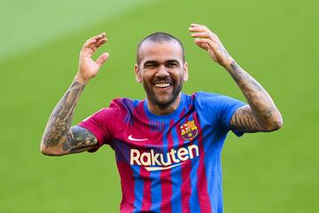 El lateral derecho brasileño Dani Alves vuelve a la que fue su casa y ha sido presentado de nuevo en el Camp Nou.  El brasileño se mostró exultante durante su acto.