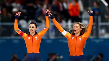 Milano Cortina 2026 Olympics - Speed Skating - Women's 500m - Milano Speed Skating Stadium, Milan, Italy - February 15, 2026. Femke Kok of Netherlands celebrates with Jutta Leerdam of Netherlands after winning gold and setting a new Olympic record in the Women's 500m REUTERS/Guglielmo Mangiapane