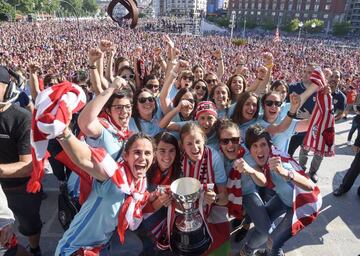Las jugadoras del Athletic Club, a su llegada al Ayuntamiento de Bilbao tras ganar la Liga femenina de fútbol. No hubo Gabarra. EFE/Javier Zorrilla