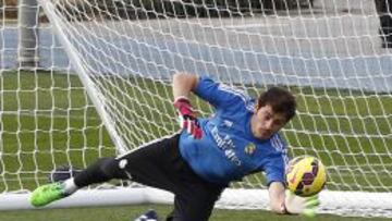 CON DUDAS. Casillas, que ha jugado esta temporada 32 partidos, esperará a que termine la temporada para decidir sobre su futuro.