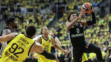 Khem Birch (Fenerbahce) trata de frenar a TJ Shorts (París Basketball) en el primer partido de cuartos de la Euroliga.