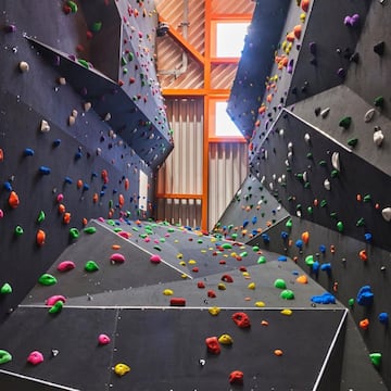 El rocdromo de Folkestone 51 conecta todas las plantas del edificio y es el ms alto del sudeste de Inglaterra. Tiene muros de 15 metros con vas que van del 4B al 7C y un rea de boulder de 4 metros, con un total de 230 metros cuadrados de espacio para escalar. 