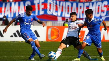 El jugador de Colo Colo Alexander Oroz, centro, juega el balon contra Universidad de Chile durante el partido por la primera division disputado en el estadio Fiscal de Talca.